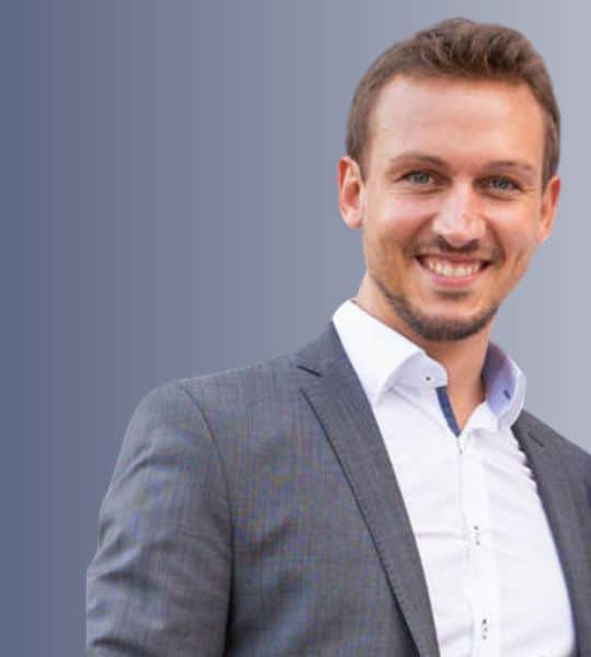 Ein Bild von einem Berater im Anzug bei GO Business GmbH. Sebastian Müller Berater für Existenzgründung - Finanzierungs- und Fördermittelberater.